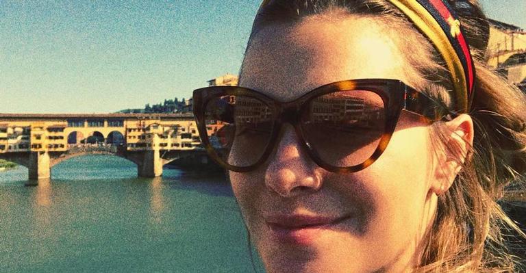 Carolina Dieckmann posa com a cara no sol e brinca: “Me deixou laranja”