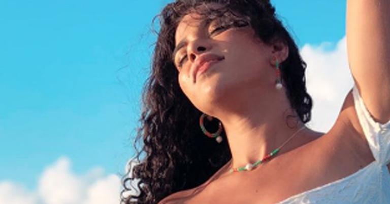 Ex-BBB Elana Valenaria causa com maiô repleto de recortes e quase mostra demais