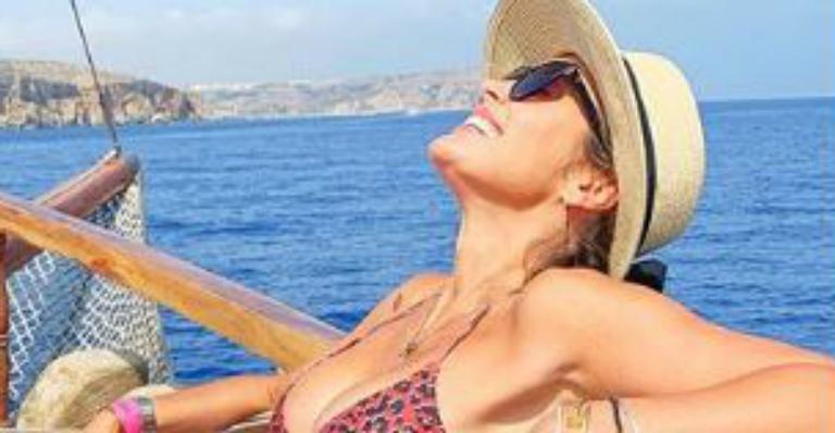 Flávia Alessandra exibe barriguinha negativa em clique de biquíni e deixa fãs babando: ”Perfeição!”