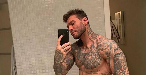 Lucas Lucco surge em clique sensual e deixa fãs animadas: “Que homem”