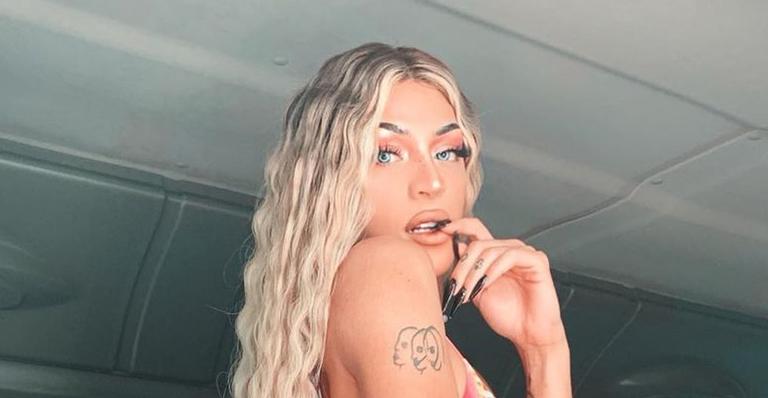 Pabllo Vittar surge com seios enormes ao usar prótese em novas fotos