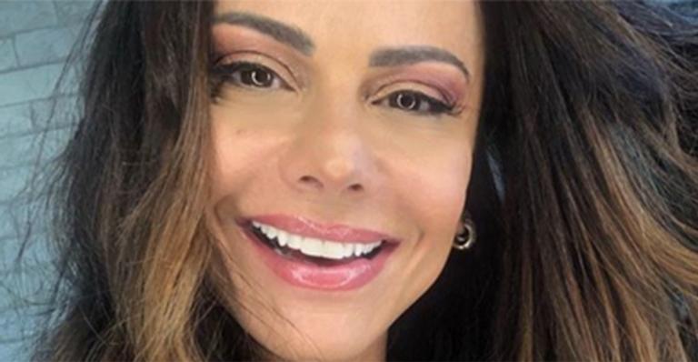 Viviane Araújo exibe beleza real ao surgir sem maquiagem em nova foto