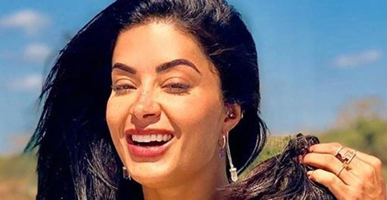 Aline Riscado causa ao usar biquíni bem fininho em viagem ao lado do filho