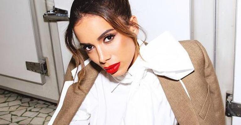 Anitta se arrisca com cobra enorme no pescoço e posa com gringo bonitão