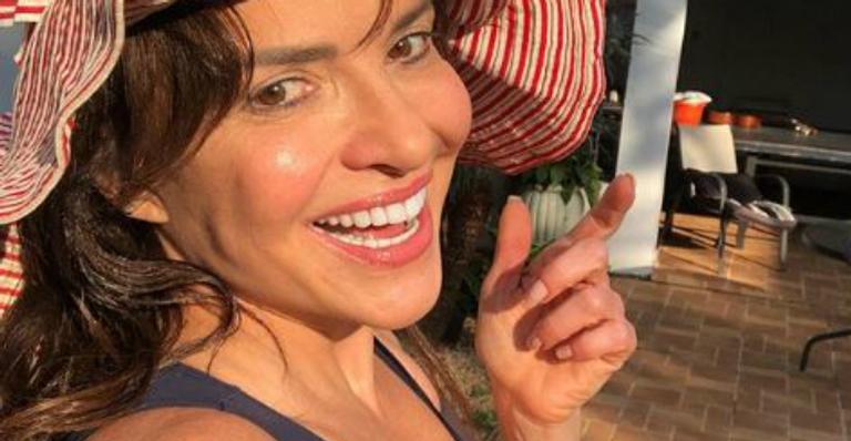 Aos 58 anos, Luiza Tomé posa com maiô decotadíssimo e exibe boa forma