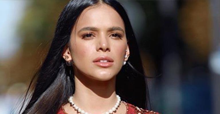 Bruna Marquezine arrasa com vestido grifado e bolsa de R$ 13 mil em Paris