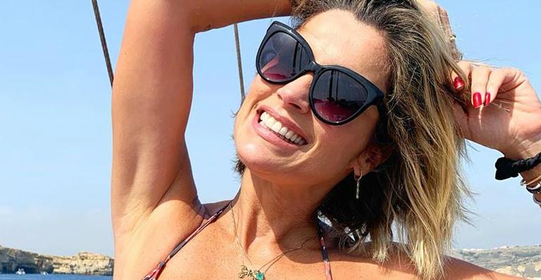 Aos 45 anos, Flávia Alessandra exibe bumbum poderoso com biquíni atoladinho