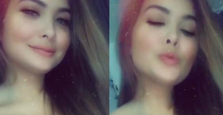 Geisy Arruda aparece de lingerie decotada e exibe seios fartos para seguidores assanhados