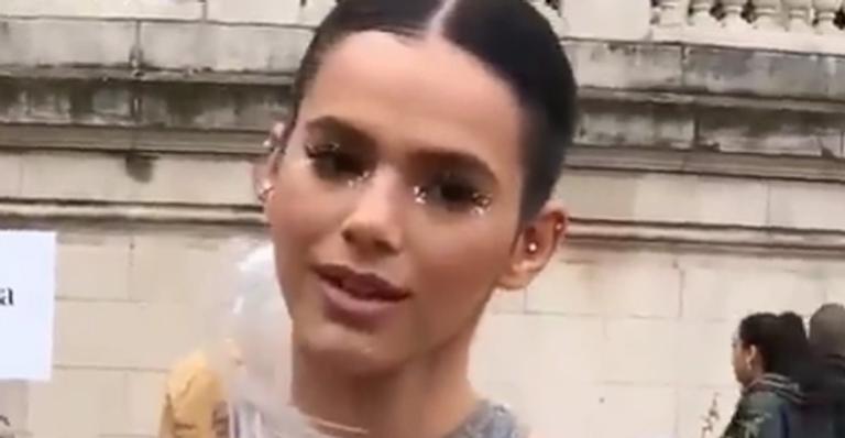 Bruna Marquezine causa com blusa transparente e seios à mostra em Paris
