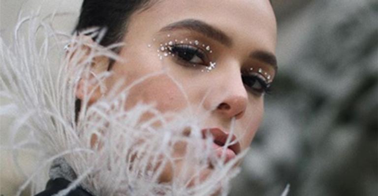 Bruna Marquezine faz ensaio com blusa transparente: ‘Um pouco de drama’