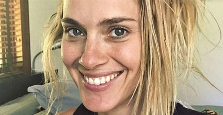 Carolina Dieckmann exibe barriga negativa e o bronzeado ao surgir de biquíni