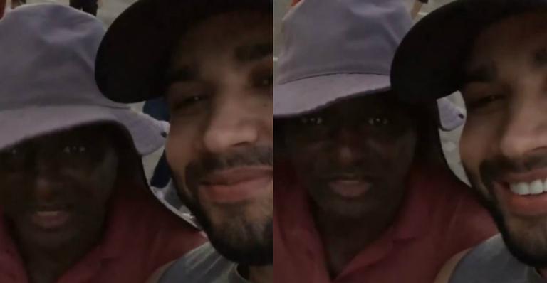 Gusttavo Lima compra todos sorvetes e entrega ingressos na faixa para vendedor