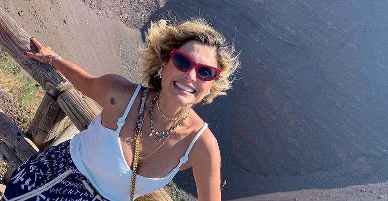 Após voltar de viagem, Flávia Alessandra se derrete de amores ao receber presente da caçula