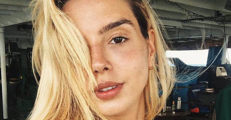 Giovanna Lancellotti surge com os cabelos enrolados e seguidor compara: “Oi Elba, é você?”