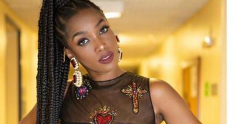 Iza aposta em look completamente transparente durante ‘The Voice’ e arranca elogios na web