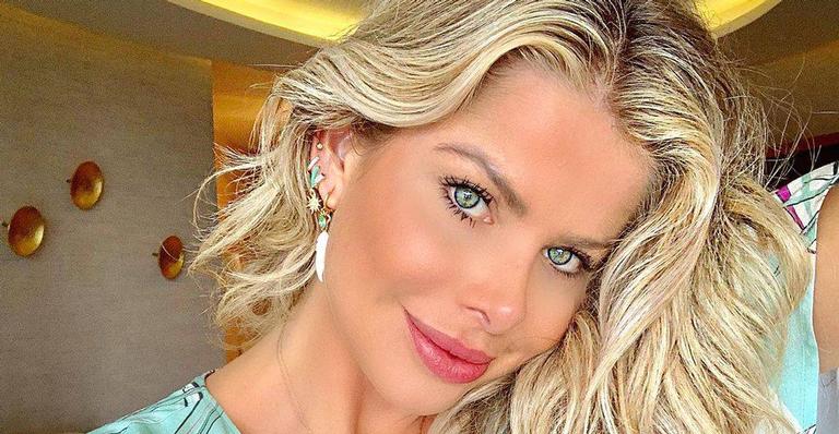 Karina Bacchi encanta ao mostrar o filho cuidando do novo ‘irmãozinho’: ”Bebê Bacchi”