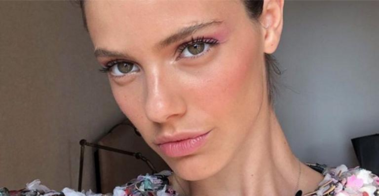 Grávida, Laura Neiva dá beijão em Chay Suede e ganha declaração de amor