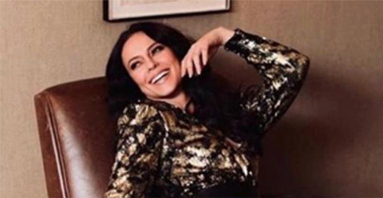 Paolla Oliveira causa com vestido curtíssimo e pernas torneadas roubam a cena