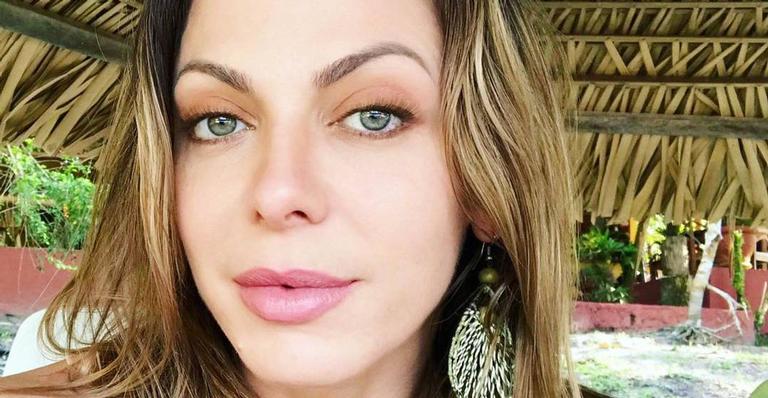 Sheila Mello encanta a web ao gravar a declaração da filha, Brenda para ela