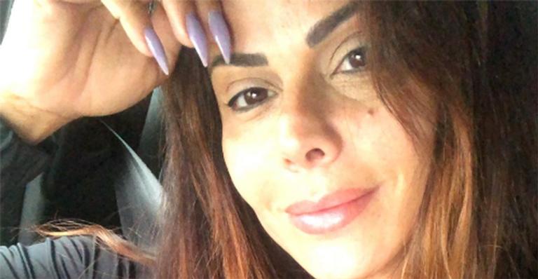 Viviane Araújo surge de shortinho justo e pernas grossas roubam a cena
