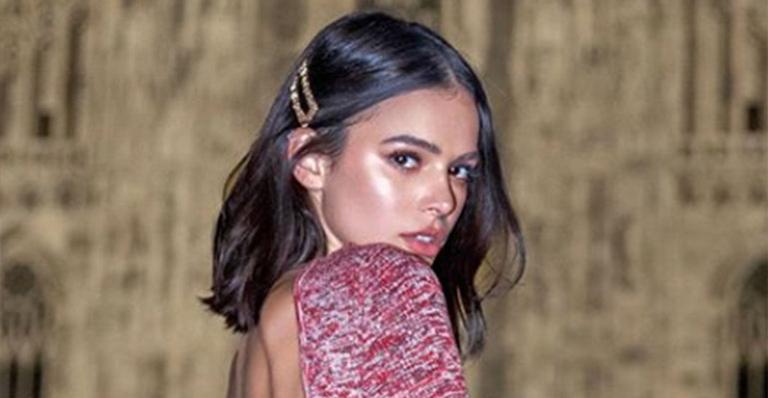 Só de roupão, Bruna Marquezine exibe as pernas torneadas em Paris