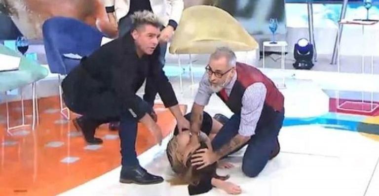 Cantora desmaia em programa ao vivo após sofrer isquemia cerebral