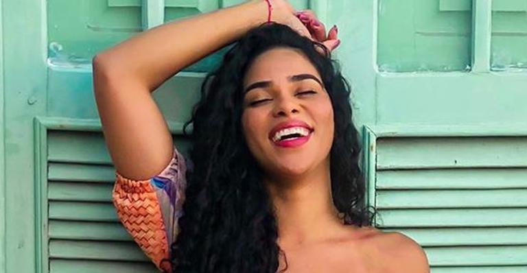 Ex-BBB Elana Valenária deixa cair o vestido e exibe marquinha de sol: ”Não desista”