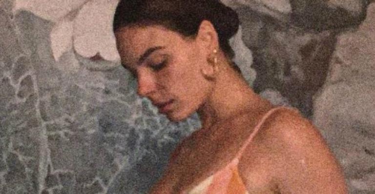 Isis Valverde exibe o corpão com biquíni fininho e causa inveja: ”Essa barriguinha pós-parto”