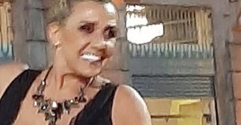 Rita Cadillac usa vestido decotadíssimo e é flagrada em clique seminu no meio da rua
