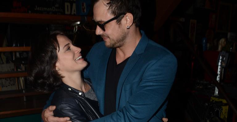Bianca Bin e Sérgio Guizé fazem aparição rara em público e trocam carinhos apaixonados