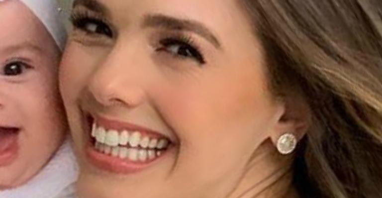 Thaeme Mariôto aparece mascarada com a filha de cinco meses e explica o motivo
