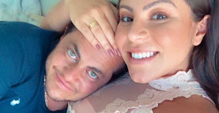 Thammy Miranda comemora sexto mês de gestação da esposa e revela nome do filho