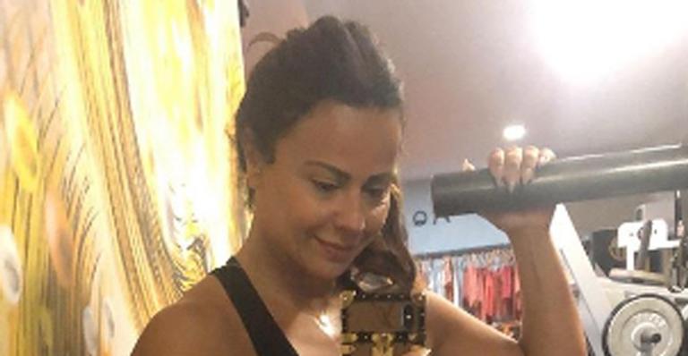 Viviane Araújo posa na frente do espelho após malhar e tamanho das coxas choca fãs