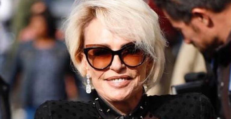 Ana Maria Braga causa comoção com look chiquérrimo na Semana de Moda de Paris