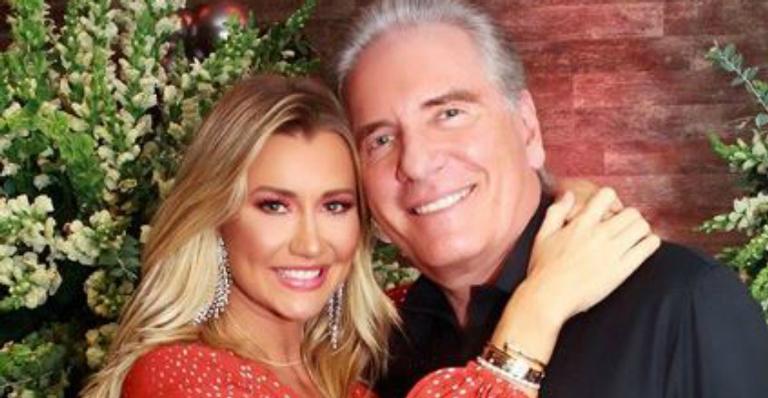 Ana Paula Siebert aposta em vestido justinho cor de rosa e ostenta curvas acentuadas