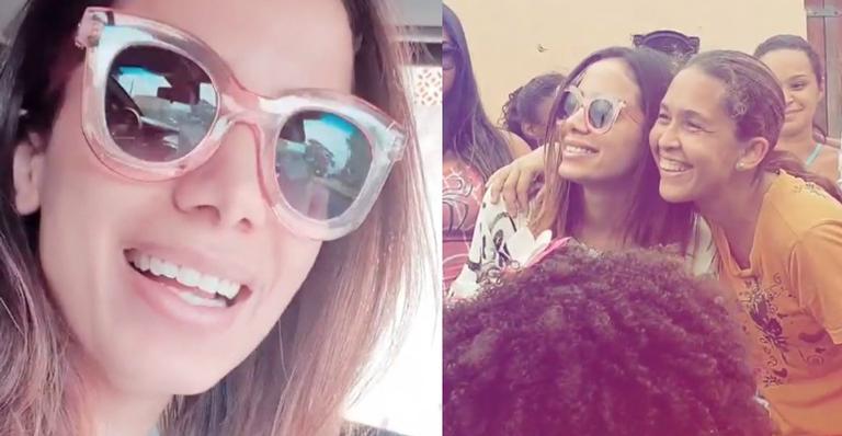 Anitta causa comoção e para a rua ao distribuir doces de São Cosme e Damião em Honório Gurgel