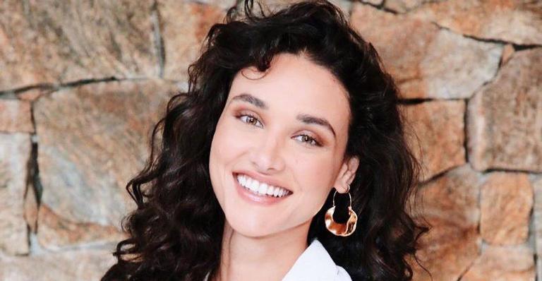 Débora Nascimento curte dia de praia com amigos em viagem à Europa