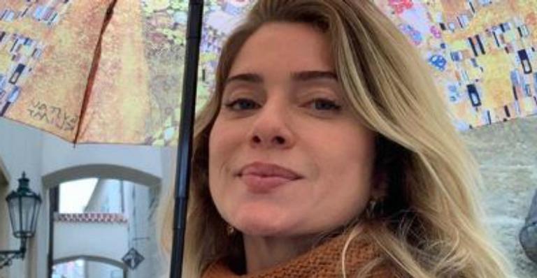 Letícia Spiller faz selfie sem maquiagem na academia e ostenta corpão poderoso