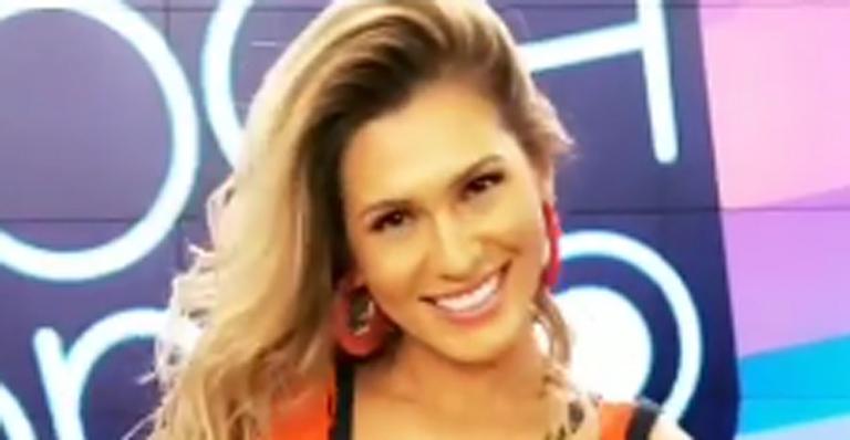 Lívia Andrade causa no Fofocalizando com um look provocante e decote além dos limites