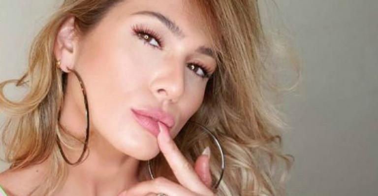 Lívia Andrade abusa de decote e empina bumbum gigante em look neon
