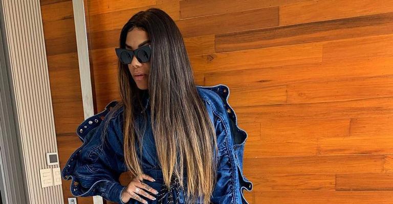 Ludmilla surge linda em clique e brinca com as poses que faz para foto