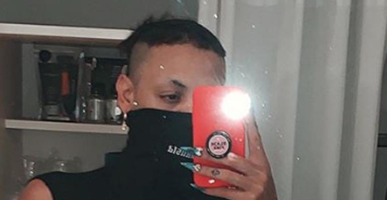 Pabllo Vittar gera polêmica ao posar com calcinha fio dental em foto na madrugada