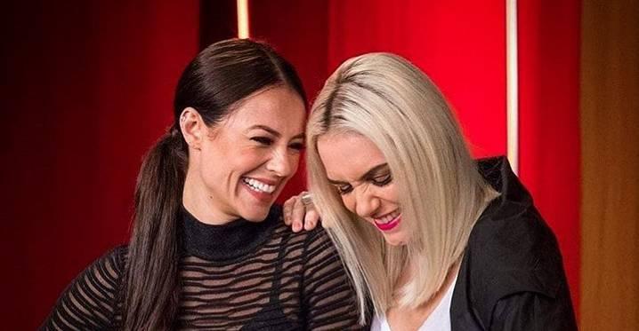 Paolla Oliveira e Monica Iozzi se divertem nos estúdios Globo com personagens de desenhos animados