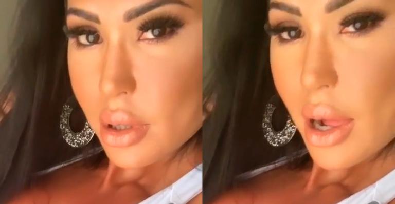 Gracyanne Barbosa ostenta corpo trincado e bronzeado com top justíssimo e shortinho mínimo