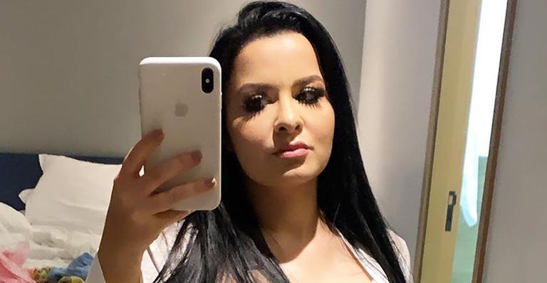 Maraísa faz show usando babydoll de renda ao lado de Maiara