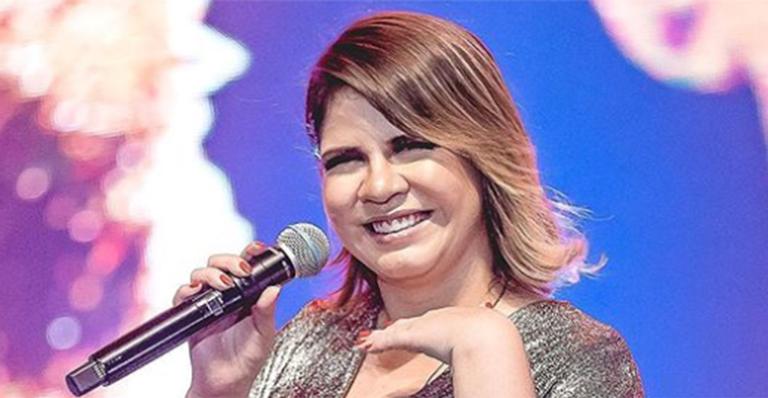 Grávida, Marília Mendonça usa vestido justíssimo e barrigão rouba a cena