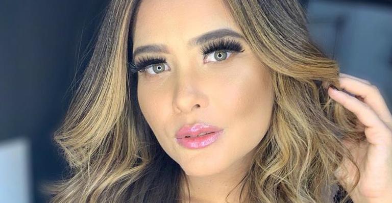 Geisy Arruda aposta em lingerie e sai de casa sensualizando com os seios em destaque