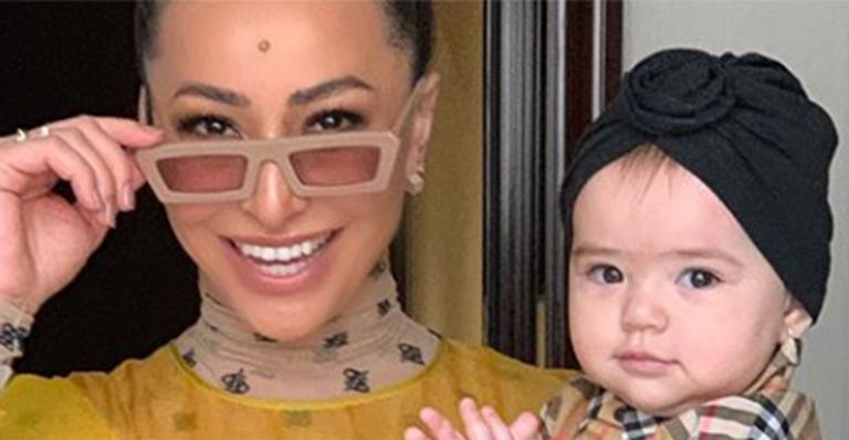 Filha de Sabrina Sato surge com look grifado de R$ 2 mil