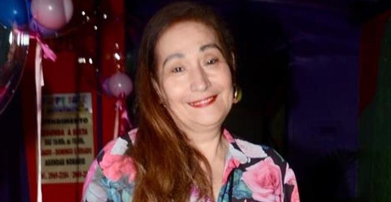 Mãe de Sonia Abrão surge com hematomas e curativos após internação e cirurgia