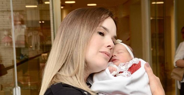 Thaeme curte passeio ao lado da filha Liz, e se diverte com a pequena